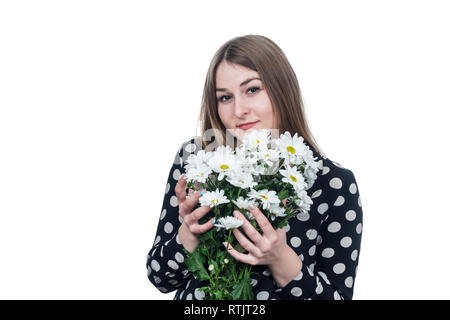 Porträt der Schönen business Frau sanft umarmt einen Strauß Blumen auf weißem Hintergrund Stockfoto