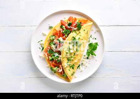 Gefülltes Omelett mit Tomaten, rote Paprika und Brokkoli auf hellen Hintergrund mit kopieren. Gesunde Ernährung Essen zum Frühstück. Lecker mornin Stockfoto