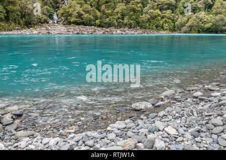 Türkisfarbenes Wasser und Wasserfälle von Roaring Billy fällt, Neuseeland Stockfoto