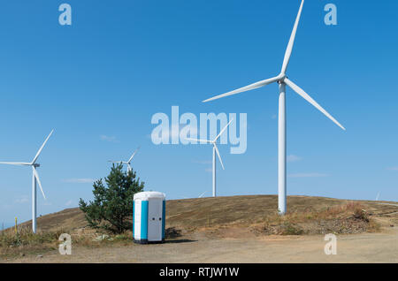 Die Windkraft. Die Stromerzeugung aus Windkraft. Kunststoff wc Mobile. Stockfoto