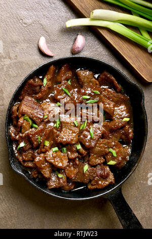 Stücke von Rindfleisch geschmort in Soja Sauce mit Gewürzen. Rindfleisch im asiatischen Stil. Ansicht von oben, flach Stockfoto