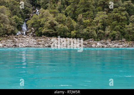 Türkisfarbenes Wasser und Wasserfälle von Roaring Billy fällt, horizontale Ansicht Stockfoto