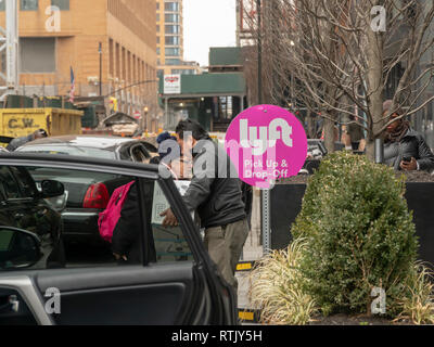 Reisende laden Sie mit Ihren Einkäufen außerhalb der City Point Mall in Downtown Brooklyn in New York an einem Punkt als lyft Pick-up and Drop-off Location am Samstag, 23. Februar 2019. Der Börsengang für die Fahrt-sharing Service gemeldet so nahe wie im nächsten Monat. (Â© Richard B. Levine) Stockfoto