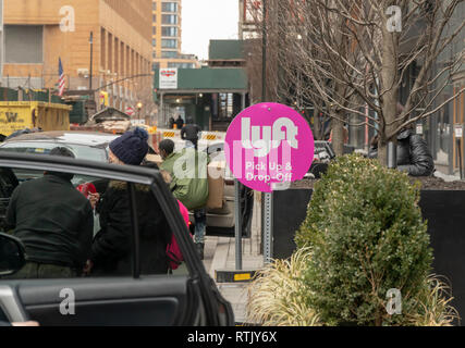 Reisende laden Sie mit Ihren Einkäufen außerhalb der City Point Mall in Downtown Brooklyn in New York an einem Punkt als lyft Pick-up and Drop-off Location am Samstag, 23. Februar 2019. Der Börsengang für die Fahrt-sharing Service gemeldet so nahe wie im nächsten Monat. (Â© Richard B. Levine) Stockfoto