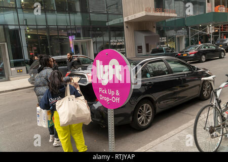 Reisende laden Sie mit Ihren Einkäufen außerhalb der City Point Mall in Downtown Brooklyn in New York an einem Punkt als lyft Pick-up and Drop-off Location am Samstag, 23. Februar 2019. Der Börsengang für die Fahrt-sharing Service gemeldet so nahe wie im nächsten Monat. (Â© Richard B. Levine) Stockfoto