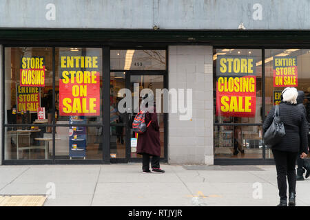 Ein Payless ShoeSource Store auf der Fulton Street in Downtown Brooklyn in New York ist mit dem Schließen Schilder am Samstag, Februar 23, 2019 geschmückt. Der Händler ist das Schließen aller seiner 2100 Filialen in den USA und Puerto Rico, und seine Payless.com Website, wie es Antrag auf Eröffnung eines Insolvenzverfahrens. (Â© Richard B. Levine) Stockfoto