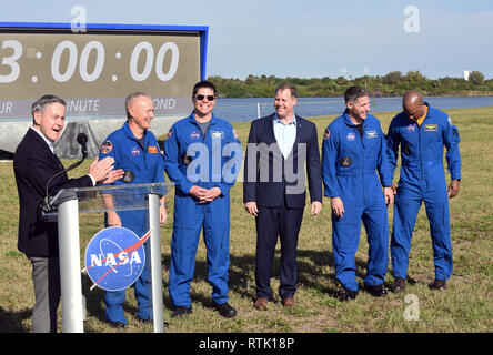 Kennedy Space Center, Florida, USA. 01 Mär, 2019. Kennedy Space Center Direktor Bob Cabana (L) stellt (von L) NASA-Astronauten Doug Hurley und Bob Behnken, NASA-Administrator Jim Bridenstine, und die NASA Astronauten Mike Hopkins und Victor Glover bei einer Pressekonferenz im Kennedy Space Center in Florida am 1. März2019 vor der Einleitung eines SpaceX Falcon 9 Rakete Durchführung der unbemannten Crew Dragon Kapsel. Die Rakete wird eingestellt von Pad 39 aus zu einem am Kennedy Space Center auf seinen ersten Flug, Demo-1 Lift, am 2. März um 2:49 Uhr EST. Credit: Paul Hennessy/Alamy leben Nachrichten Stockfoto