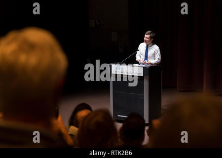 Seattle, Washington DC, USA. 28.Februar 2019. South Bend Indiana Bürgermeister und 2020 Präsidentschaftskandidat Pete Buttigieg bespricht Kürzeste seiner Biographie Weg nach Hause' an der Seattle Central Library. Credit: Paul Christian Gordon/Alamy leben Nachrichten Stockfoto