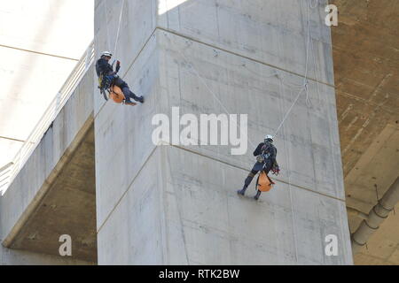 Marokko, Marokko. 1 Mär, 2019. Zwei marokkanische Ninjas prüfen Sie die Mohammed VI Brücke, Afrika die längste Schrägseilbrücke in Rabat, Marokko, am 1. März 2019. Drei Arbeiter der marokkanischen Nationale Autobahngesellschaft hat am Freitag ihre erste Demonstration der 'Ninja-Tech" Methode, die die Inspektion von technischen Strukturen und hohen Gebäuden ohne den Einsatz von schwerem Gerät zugreifen können. Credit: Chadi/Xinhua/Alamy leben Nachrichten Stockfoto