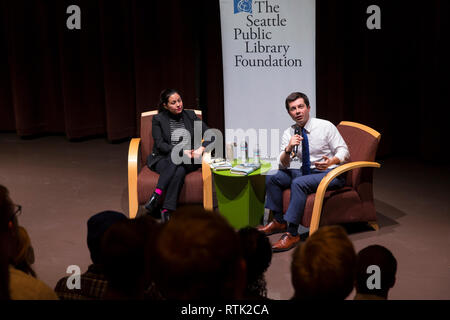 Seattle, Washington DC, USA. 28.Februar 2019. South Bend Indiana Bürgermeister und 2020 Präsidentschaftskandidat Pete Buttigieg bespricht Kürzeste seiner Biographie Weg nach Hause' mit Florangela Davila im Seattle Central Library. Credit: Paul Christian Gordon/Alamy leben Nachrichten Stockfoto