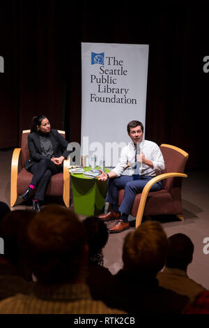 Seattle, Washington DC, USA. 28.Februar 2019. South Bend Indiana Bürgermeister und 2020 Präsidentschaftskandidat Pete Buttigieg bespricht Kürzeste seiner Biographie Weg nach Hause' mit Florangela Davila im Seattle Central Library. Credit: Paul Christian Gordon/Alamy leben Nachrichten Stockfoto