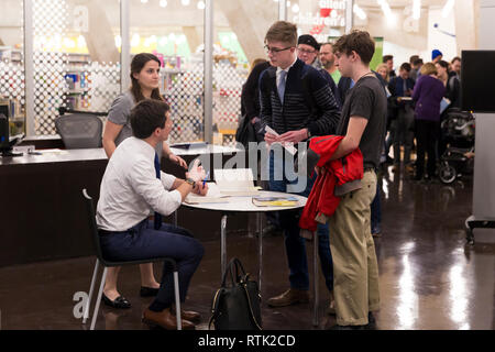 Seattle, Washington DC, USA. 28.Februar 2019. South Bend Indiana Bürgermeister und 2020 Präsidentschaftskandidat Pete Buttigieg zeichen Kopien der kürzeste Weg nach Hause. seine Biografie' an der Seattle Central Library. Credit: Paul Christian Gordon/Alamy leben Nachrichten Stockfoto