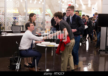 Seattle, Washington DC, USA. 28.Februar 2019. South Bend Indiana Bürgermeister und 2020 Präsidentschaftskandidat Pete Buttigieg zeichen Kopien der kürzeste Weg nach Hause. seine Biografie' an der Seattle Central Library. Credit: Paul Christian Gordon/Alamy leben Nachrichten Stockfoto