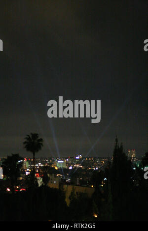 Los Angeles, Kalifornien, USA. 5. Mär 2006. Die Aussicht vom Hotel auf die Oscar Nacht. Die klieg Lights im Hintergrund markieren die Vanity Fair Oscar Partei. Credit: Robert Gallagher/ZUMA Draht/Alamy leben Nachrichten Stockfoto