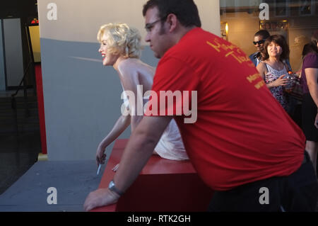 Santa Monica, Kalifornien, USA. 1. Okt 2011. Fans beobachten die Bewegungen eines Marilyn Monroe Statue auf dem Hollywood Blvd. Los Angeles, CA. Credit: Robert Gallagher/ZUMA Draht/Alamy leben Nachrichten Stockfoto