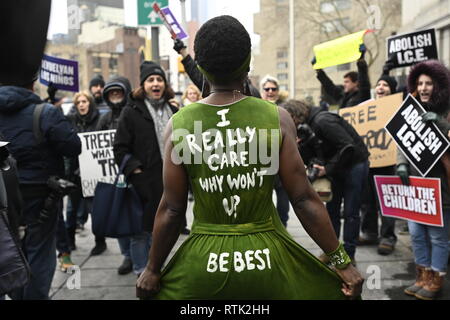 New York, NY, USA. 1. März 2019 New York USA Freiheitsstatue Kletterer Patricia Okoumou spricht mit Anhänger vor einer Anhörung darüber, ob Ihre Kaution widerrufen werden würden, nachdem sie für das Klettern eine Schule für Kinder mit Migrationshintergrund in Austin, Texas, in einem Akt zivilen Ungehorsams gegen Trump administration Einwanderungspolitik Protest verhaftet wurde. Okoumou erklärte Anhänger würde sie in einen Hungerstreik, wenn sie eingesperrt waren. Ein haftrichter später bestellte sie bei ihr zu Hause mit elektronischer Überwachung beschränkt vor Verurteilung 19. März für das Klettern der Statue. Credit: Joseph Reid/Alamy leben Nachrichten Stockfoto