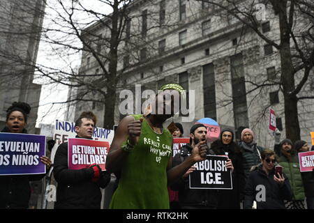 New York, NY, USA. 1. März 2019 New York USA Freiheitsstatue Kletterer Patricia Okoumou spricht mit Anhänger vor einer Anhörung darüber, ob Ihre Kaution widerrufen werden würden, nachdem sie für das Klettern eine Schule für Kinder mit Migrationshintergrund in Austin, Texas, in einem Akt zivilen Ungehorsams gegen Trump administration Einwanderungspolitik Protest verhaftet wurde. Okoumou erklärte Anhänger würde sie in einen Hungerstreik, wenn sie eingesperrt waren. Ein haftrichter später bestellte sie bei ihr zu Hause mit elektronischer Überwachung beschränkt vor Verurteilung 19. März für das Klettern der Statue. Credit: Joseph Reid/Alamy leben Nachrichten Stockfoto