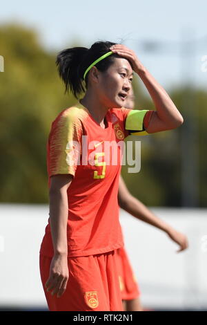 Albufeira, Portugal. 1 Mär, 2019. Chinas Wu Haiyan reagiert während der Gruppe C Spiel gegen Norwegen am Fußball Einladungs des 2019 Algarve Cup Frauen Turnier in Lissabon, Portugal, 1. März 2019. Norwegen gewann 3-1. Credit: Zheng Huansong/Xinhua/Alamy leben Nachrichten Stockfoto