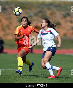 Albufeira, Portugal. 1 Mär, 2019. Chinas Liu Shanshan (L) Mias mit Norwegens Guro Reiten während der Gruppe C Spiel im Fußball Einladungs des 2019 Algarve Cup Frauen Turnier in Lissabon, Portugal, 1. März 2019. Norwegen gewann 3-1. Credit: Zhang Liyun/Xinhua/Alamy leben Nachrichten Stockfoto