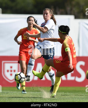 Albufeira, Portugal. 1 Mär, 2019. Norwegens Emilie Haavi (C) Mias mit Chinas Wu Haiyan (R) während der Gruppe C Spiel im Fußball Einladungs des 2019 Algarve Cup Frauen Turnier in Lissabon, Portugal, 1. März 2019. Norwegen gewann 3-1. Credit: Zheng Huansong/Xinhua/Alamy leben Nachrichten Stockfoto