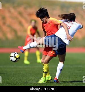 Albufeira, Portugal. 1 Mär, 2019. Chinas Wang Shanshan (L) Mias mit Norwegens Guro Reiten während der Gruppe C Spiel im Fußball Einladungs des 2019 Algarve Cup Frauen Turnier in Lissabon, Portugal, 1. März 2019. Norwegen gewann 3-1. Credit: Zhang Liyun/Xinhua/Alamy leben Nachrichten Stockfoto