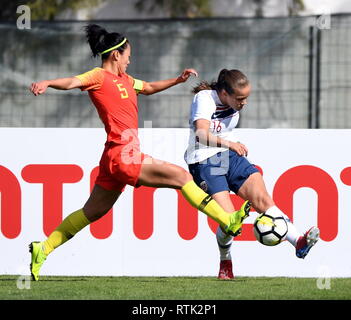 Albufeira, Portugal. 1 Mär, 2019. Norwegens Guro Reiten (R) Mias mit Chinas Wu Haiyan während der Gruppe C Spiel im Fußball Einladungs des 2019 Algarve Cup Frauen Turnier in Lissabon, Portugal, 1. März 2019. Norwegen gewann 3-1. Credit: Zhang Liyun/Xinhua/Alamy leben Nachrichten Stockfoto