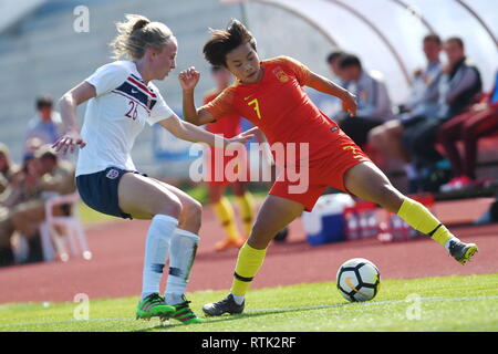 Albufeira, Portugal. 1 Mär, 2019. Chinas Wang Shuang (R) Mias mit Norwegens Ina Gausdal während der Gruppe C Spiel im Fußball Einladungs des 2019 Algarve Cup Frauen Turnier in Lissabon, Portugal, 1. März 2019. Norwegen gewann 3-1. Credit: Zheng Huansong/Xinhua/Alamy leben Nachrichten Stockfoto