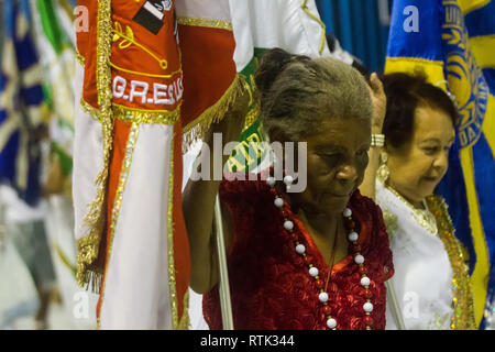 Rio de Janeiro, Brasilien. 01 Mär, 2019. Karneval die Vorbereitungen für den Beginn der Karnevalsumzug 2019 im Sambódromo, der Innenstadt von Rio de Janeiro. Alte samba Guard führt eine experimentelle Parade auf Samba Avenue. Credit: ellan Lustosa/Alamy leben Nachrichten Stockfoto