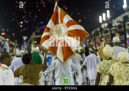 Rio de Janeiro, Brasilien. 01 Mär, 2019. Karneval die Vorbereitungen für den Beginn der Karnevalsumzug 2019 im Sambódromo, der Innenstadt von Rio de Janeiro. Alte samba Guard führt eine experimentelle Parade auf Samba Avenue. Credit: ellan Lustosa/Alamy leben Nachrichten Stockfoto