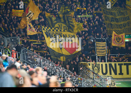 Augsburg, Deutschland. 01 Mär, 2019. BVB-Fans, Unterstützer, Zuschauer, club Fahnen, Feier, Ventilator, Wave, Farben, Meer von Fahnen, soccerfan, Kleidung, Zeichnungen, Masquerade, Fußball, Jacke, Kapuze, Weste, Fanfare, Schals, Maske, FC Augsburg - BORUSSIA DORTMUND 2-1 - DFL-Bestimmungen verbieten die Verwendung von Fotografien als BILDSEQUENZEN und/oder quasi-VIDEO - 1. Deutschen Fußball-Bundesliga, Augsburg, März 1, 2019 Saison 2018/2019, Spieltag 24, BVB, Bayern Credit: Peter Schatz/Alamy leben Nachrichten Stockfoto