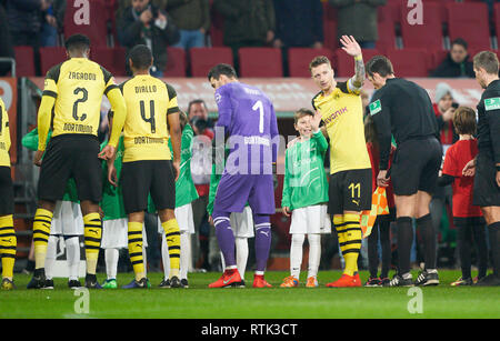 Augsburg, Deutschland. 01 Mär, 2019. Team Präsentation mit Kindern: Roman BÜRKI, 1 Torhüter BVB Marco Reus, BVB 11 FC Augsburg - BORUSSIA DORTMUND 2-1 - DFL-Bestimmungen verbieten die Verwendung von Fotografien als BILDSEQUENZEN und/oder quasi-VIDEO - 1. Deutschen Fußball-Bundesliga, Augsburg, März 1, 2019 Saison 2018/2019, Spieltag 24, BVB, Bayern Credit: Peter Schatz/Alamy leben Nachrichten Stockfoto