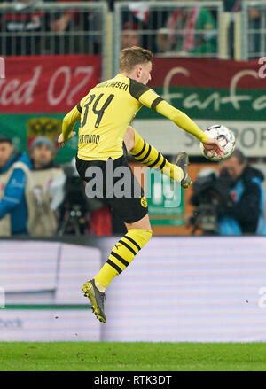 Augsburg, Deutschland. 01 Mär, 2019. Jakob BRUUN LARSEN, BVB 34 schießen auf Ziel, Abziehen, erschossen, Free Kick, für die Kugel konkurrieren, Bekämpfung, Duell, Kopfzeile, Action, Kampf gegen Kevin DANSO, FCA 38 FC Augsburg - BORUSSIA DORTMUND 2-1 - DFL-Bestimmungen verbieten die Verwendung von Fotografien als BILDSEQUENZEN und/oder quasi-VIDEO - 1. Deutschen Fußball-Bundesliga, Augsburg, März 1, 2019 Saison 2018/2019, Spieltag 24, BVB, Bayern Credit: Peter Schatz/Alamy leben Nachrichten Stockfoto