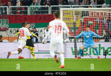 Augsburg, Deutschland. 01 Mär, 2019. Jakob BRUUN LARSEN, BVB 34 schießen auf Ziel, Abziehen, erschossen, Free Kick, für die Kugel konkurrieren, Bekämpfung, Duell, Kopfzeile, Action, Kampf gegen Kevin DANSO, FCA 38 FC Augsburg - BORUSSIA DORTMUND 2-1 - DFL-Bestimmungen verbieten die Verwendung von Fotografien als BILDSEQUENZEN und/oder quasi-VIDEO - 1. Deutschen Fußball-Bundesliga, Augsburg, März 1, 2019 Saison 2018/2019, Spieltag 24, BVB, Bayern Credit: Peter Schatz/Alamy leben Nachrichten Stockfoto