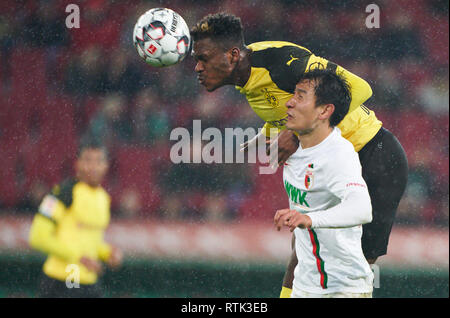 Augsburg, Deutschland. 01 Mär, 2019. Dan-Axl ZAGADOU, BVB 2 konkurrieren um die Kugel, Bekämpfung, Duell, Kopfzeile, Action, Kampf gegen Dong-Won JI, FCA 22 FC Augsburg - BORUSSIA DORTMUND 2-1 - DFL-Bestimmungen verbieten die Verwendung von Fotografien als BILDSEQUENZEN und/oder quasi-VIDEO - 1. Deutschen Fußball-Bundesliga, Augsburg, März 1, 2019 Saison 2018/2019, Spieltag 24, BVB, Bayern Credit: Peter Schatz/Alamy leben Nachrichten Stockfoto