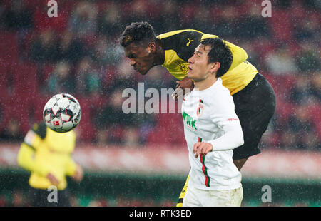 Augsburg, Deutschland. 01 Mär, 2019. Dan-Axl ZAGADOU, BVB 2 konkurrieren um die Kugel, Bekämpfung, Duell, Kopfzeile, Action, Kampf gegen Dong-Won JI, FCA 22 FC Augsburg - BORUSSIA DORTMUND 2-1 - DFL-Bestimmungen verbieten die Verwendung von Fotografien als BILDSEQUENZEN und/oder quasi-VIDEO - 1. Deutschen Fußball-Bundesliga, Augsburg, März 1, 2019 Saison 2018/2019, Spieltag 24, BVB, Bayern Credit: Peter Schatz/Alamy leben Nachrichten Stockfoto