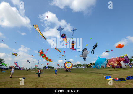 Johor Bahru, Malaysia. 1 Mär, 2019. Verschiedene Drachen fliegen in den Himmel im 24 Pasir Gudang Welt Kite Festival in Pasir Gudang, Johor, Malaysia, 1. März 2019. Teilnehmer aus über 40 Ländern und Regionen nahmen an der Kite Wettbewerbe und die Show während des 5-tägigen Festivals. Credit: Chong Voon Chung/Xinhua/Alamy leben Nachrichten Stockfoto