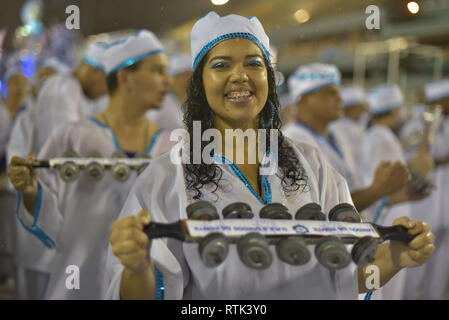 Rio De Janeiro, Brasilien. 01 Mär, 2019. RJ - Rio de Janeiro - 01/03/2019 - United da Ponte Parade beim Karneval in Rio 2019 - Trommeln der Sambaschule Unidos da Ponte während der Präsentation des samba Schulen der Gruppe A im Sambodromo da Marques de Sapucai Karneval in Rio 2019 Foto: Thiago Ribeiro/AGIF AGIF/Alamy Credit: Live-Nachrichten Stockfoto