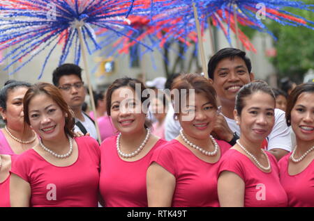 New York, NY, USA. 3. Juni 2018. Die Teilnehmer sehen die Vorbereitung für die jährlichen Philippinen Independence Day Parade auf der 5th Avenue in New York City. Credit: Ryan Rahman/SOPA Images/ZUMA Draht/Alamy leben Nachrichten Stockfoto