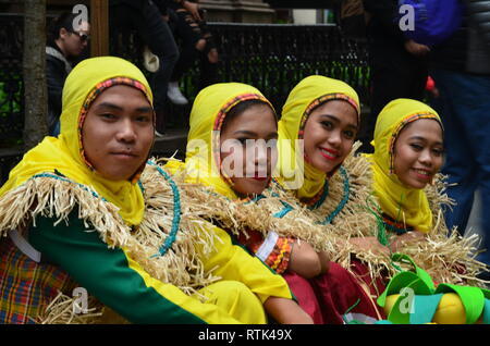 New York, NY, USA. 3. Juni 2018. Die Teilnehmer sehen die Vorbereitung für die jährlichen Philippinen Independence Day Parade auf der 5th Avenue in New York City. Credit: Ryan Rahman/SOPA Images/ZUMA Draht/Alamy leben Nachrichten Stockfoto