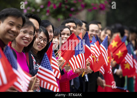 Die Menge wartet auf die Abreise von Präsident Donald J. Trumpf, nach seinem Treffen mit Nguyen Xuan Phuc, Premierminister der Sozialistischen Republik Vietnam, im Büro der Regierung Halle Mittwoch, Februar 27, 2019 in Hanoi Personen: Präsident Donald Trump Stockfoto