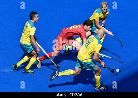 2. März 2019, Sydney Olympic Park Hockey Centre, Sydney, Australien; FIH Mens Pro League Hockey, Australien im Vergleich zu Spanien; Joan Tarres Spaniens durch australische Spieler umgeben Stockfoto