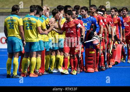 2. März 2019, Sydney Olympic Park Hockey Centre, Sydney, Australien; FIH Mens Pro League Hockey, Australien und Spanien; die Mannschaften schütteln sich die Hände vor dem Spiel Stockfoto