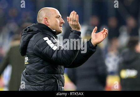 Duisburg, Deutschland. 01 Mär, 2019. firo: 01.03.2019 Fußball, 2. Bundesliga, Saison 2018/2019 MSV Duisburg - 1. FC Magdeburg Trainer Torwart Lieberknecht (#TL, MSV Duisburg) bedankt sich bei den Fans. | Verwendung der weltweiten Kredit: dpa/Alamy leben Nachrichten Stockfoto