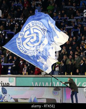 Duisburg, Deutschland. 01 Mär, 2019. firo: 01.03.2019 Fußball, 2. Bundesliga, Saison 2018/2019 MSV Duisburg - 1. FC Magdeburg Flagge schwenkten vor Osttribvºne. | Verwendung der weltweiten Kredit: dpa/Alamy leben Nachrichten Stockfoto