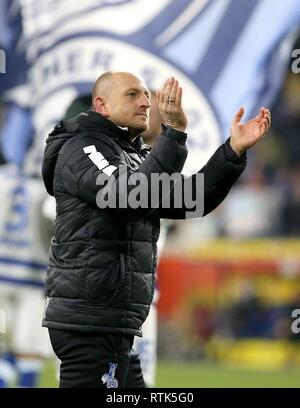 Duisburg, Deutschland. 01 Mär, 2019. firo: 01.03.2019 Fußball, 2. Bundesliga, Saison 2018/2019 MSV Duisburg - 1. FC Magdeburg Trainer Torwart Lieberknecht (#TL, MSV Duisburg) bedankt sich bei den Fans. | Verwendung der weltweiten Kredit: dpa/Alamy leben Nachrichten Stockfoto