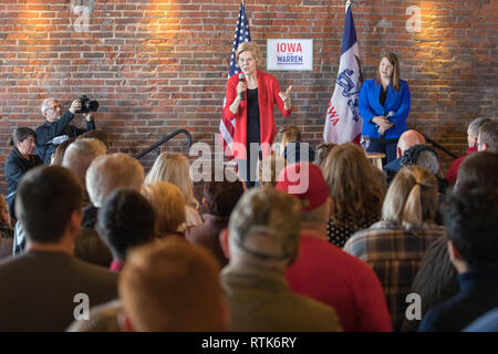 Dubuque, Iowa, USA. 1. März, 2019. Massachusetts Senator Elizabeth Warren hielt eine Organisation der Kundgebung auf dem Stein Cliff Weingut in Dubuque, Iowa, USA am Freitag. Warren war, werbend für die Iowa Caucus 2020 Präsidentschaftswahlen in ihrer Suche nach der Demokratischen Partei eine Nominierung. Credit: Keith Turrill/Alamy leben Nachrichten Stockfoto