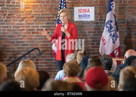 Dubuque, Iowa, USA. 1. März, 2019. Massachusetts Senator Elizabeth Warren hielt eine Organisation der Kundgebung auf dem Stein Cliff Weingut in Dubuque, Iowa, USA am Freitag. Warren war, werbend für die Iowa Caucus 2020 Präsidentschaftswahlen in ihrer Suche nach der Demokratischen Partei eine Nominierung. Credit: Keith Turrill/Alamy leben Nachrichten Stockfoto