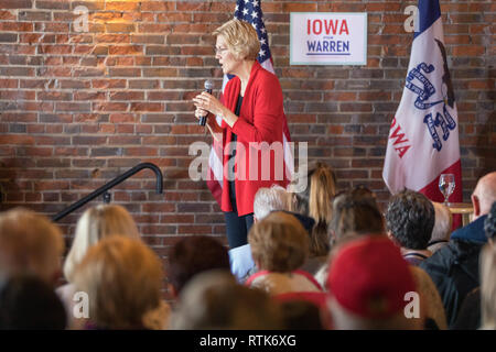 Dubuque, Iowa, USA. 1. März, 2019. Massachusetts Senator Elizabeth Warren hielt eine Organisation der Kundgebung auf dem Stein Cliff Weingut in Dubuque, Iowa, USA am Freitag. Warren war, werbend für die Iowa Caucus 2020 Präsidentschaftswahlen in ihrer Suche nach der Demokratischen Partei eine Nominierung. Credit: Keith Turrill/Alamy leben Nachrichten Stockfoto