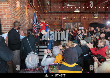 Dubuque, Iowa, USA. 1. März, 2019. Massachusetts Senator Elizabeth Warren hielt eine Organisation der Kundgebung auf dem Stein Cliff Weingut in Dubuque, Iowa, USA am Freitag. Warren war, werbend für die Iowa Caucus 2020 Präsidentschaftswahlen in ihrer Suche nach der Demokratischen Partei eine Nominierung. Credit: Keith Turrill/Alamy leben Nachrichten Stockfoto