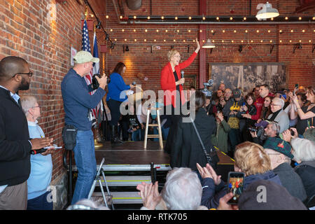 Dubuque, Iowa, USA. 1. März, 2019. Massachusetts Senator Elizabeth Warren hielt eine Organisation der Kundgebung auf dem Stein Cliff Weingut in Dubuque, Iowa, USA am Freitag. Warren war, werbend für die Iowa Caucus 2020 Präsidentschaftswahlen in ihrer Suche nach der Demokratischen Partei eine Nominierung. Credit: Keith Turrill/Alamy leben Nachrichten Stockfoto
